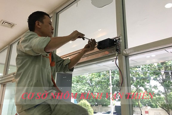 sửa chữa cửa kính cường lực bị xệ